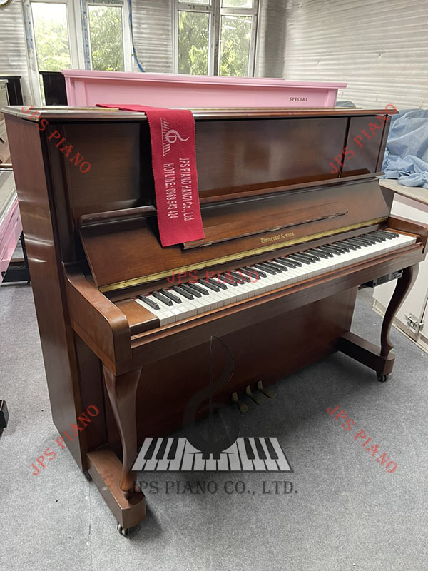 Đàn Piano Cơ Universal and Sons NS-121